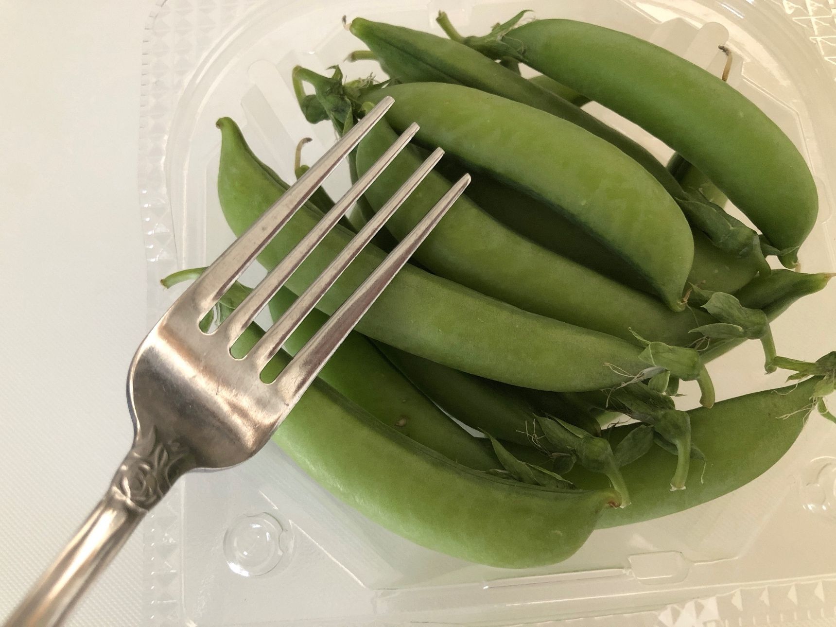 スナップエンドウとフォークを用意します