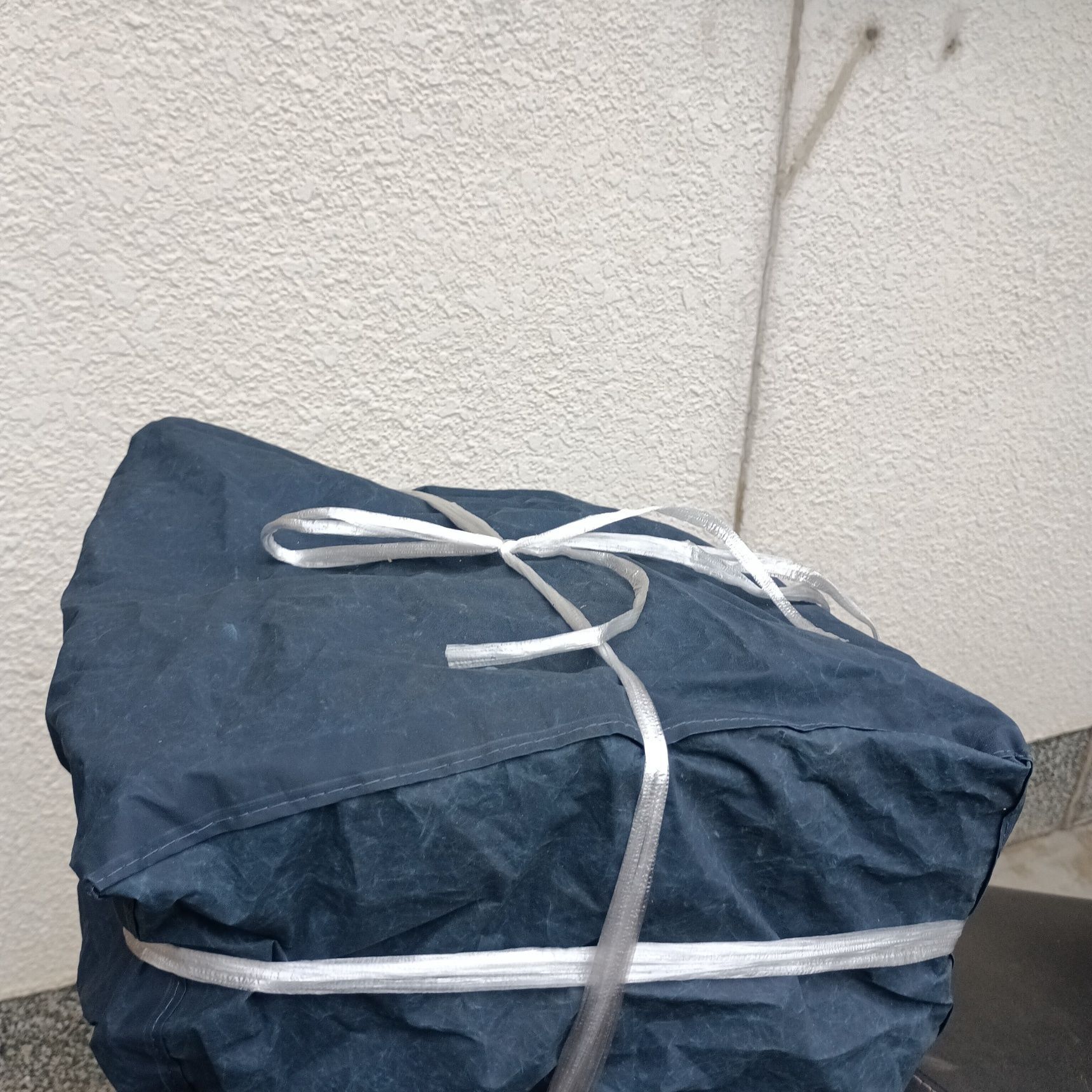 雨の日はバイクや自転車のかごはビニール紐でくくる