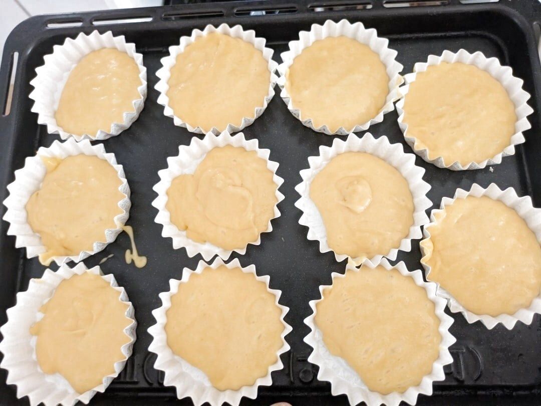 材料を混ぜて焼き型に入れる。