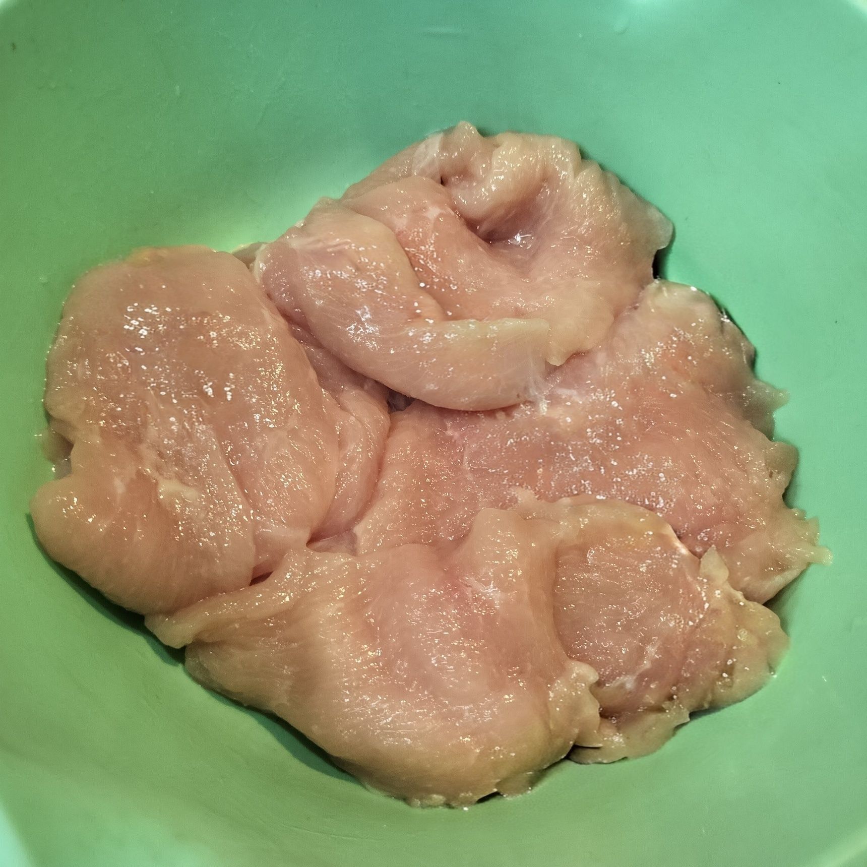 4.鶏むね肉を観音開きにする→4等分する→塩糀を揉み込む→5分程放置