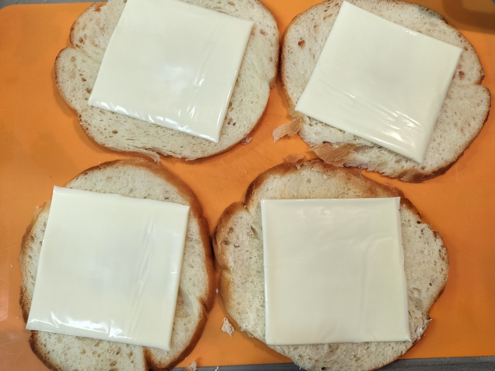 7.（鶏むね肉が焼き上がる時間を見込んで）パンにスライスチーズをのせて焼く