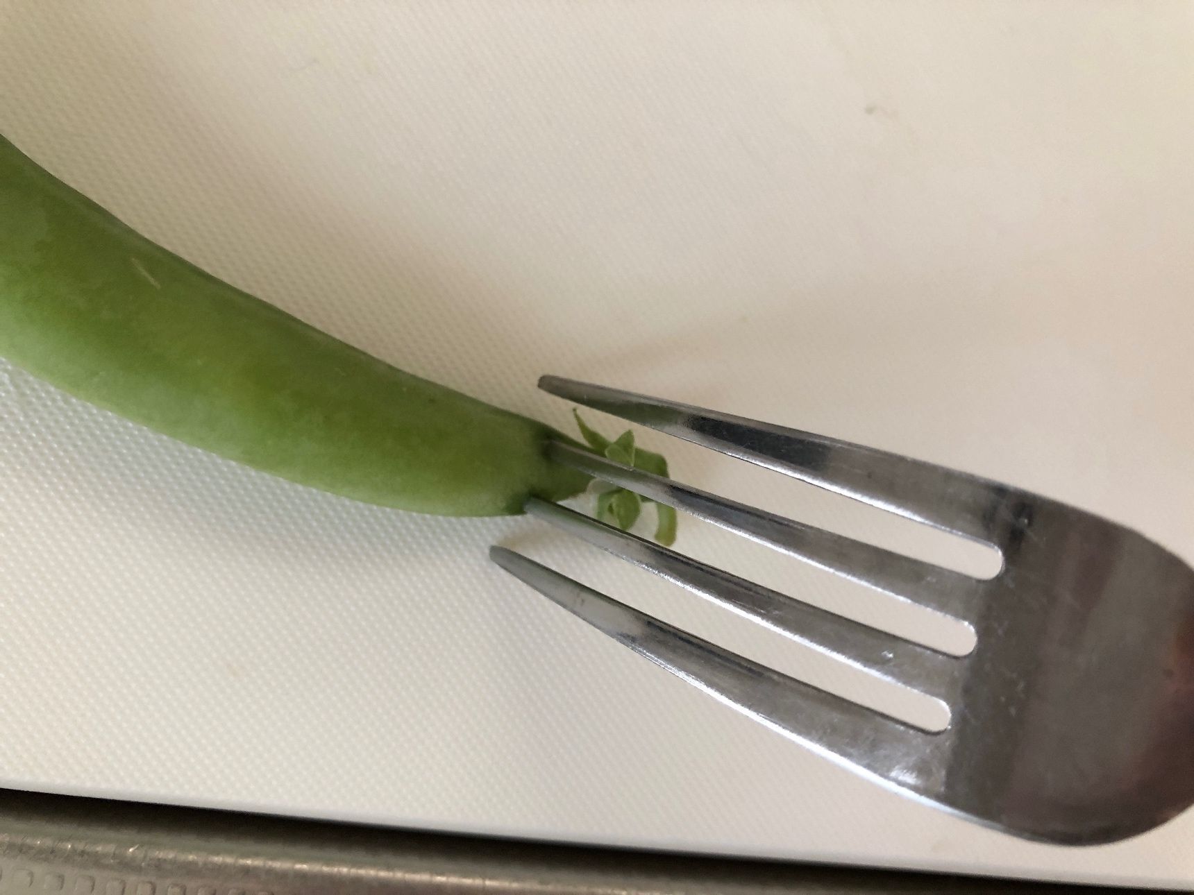 やり方は、がくと実の間にフォークを入れて筋を取るという方法になります