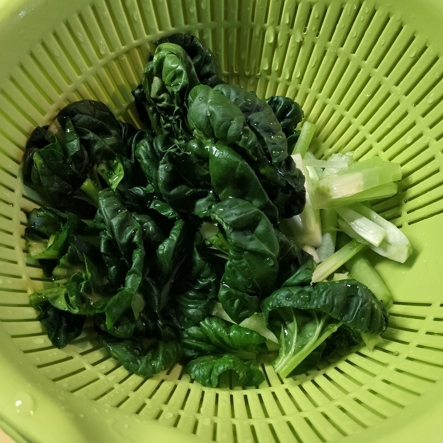 2.ターツァイを食べやすい大きさに切る→サッと塩ゆでする→流水で冷ます→しっかりと水気をきり、キッチンペーパーで拭き取る