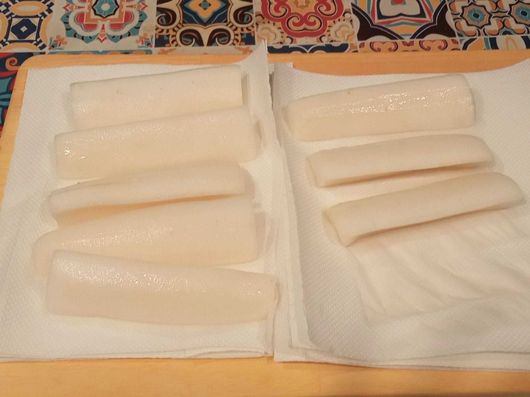 キッチンペーパーの上に乗せて、水分を拭き取るよ