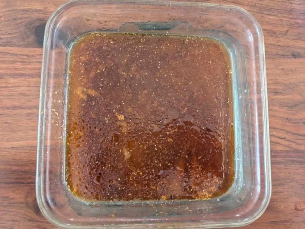 調味料を混ぜて漬けだれを作る。