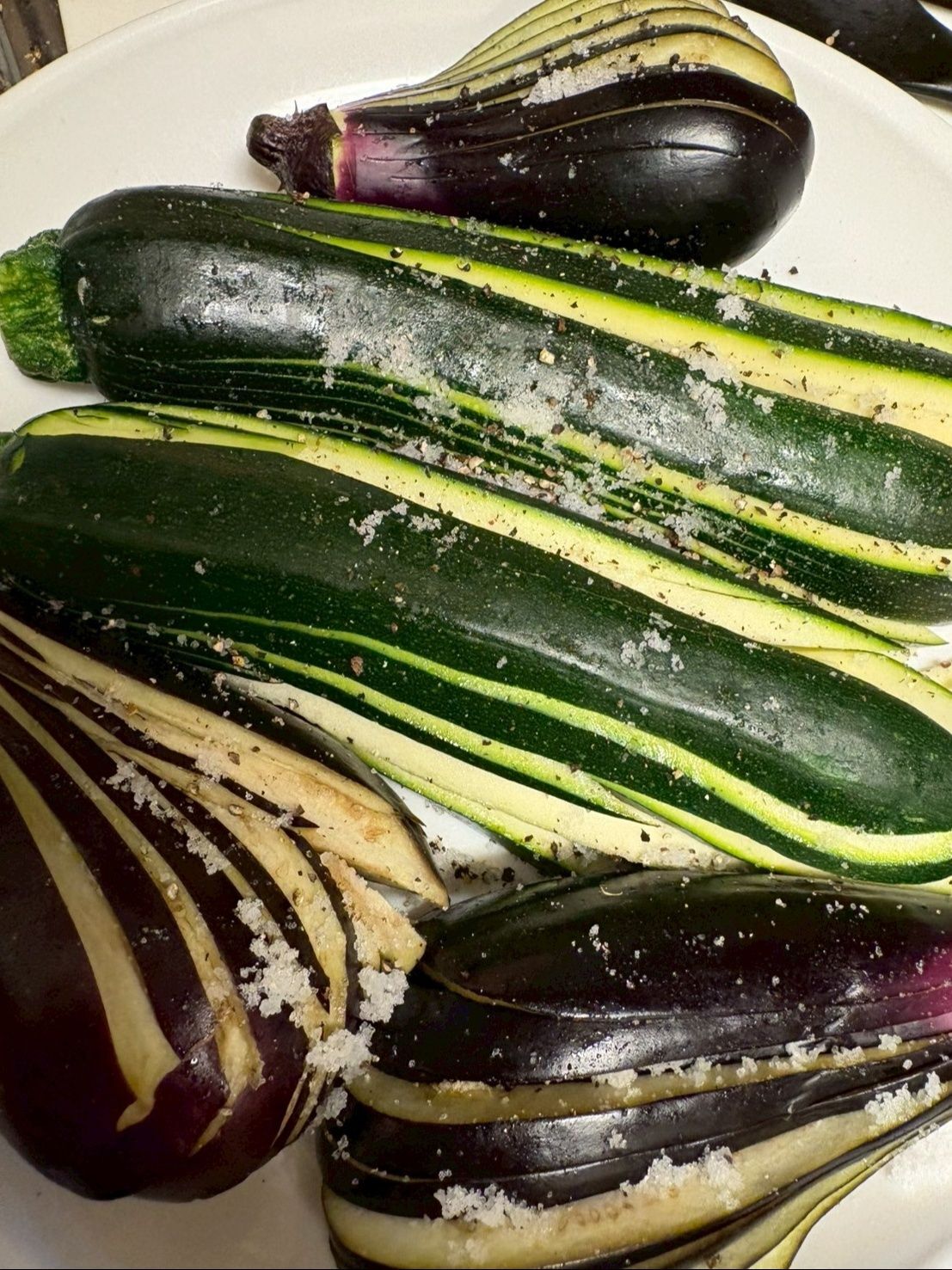 ヘタを残して下の部分はうすく切り込みを入れ、塩コショウします。