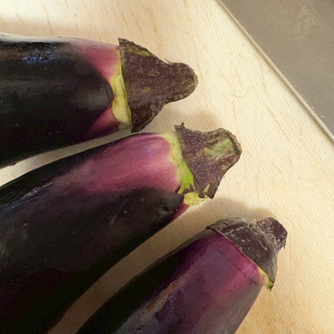 ナスのヘタを綺麗にカットしました！