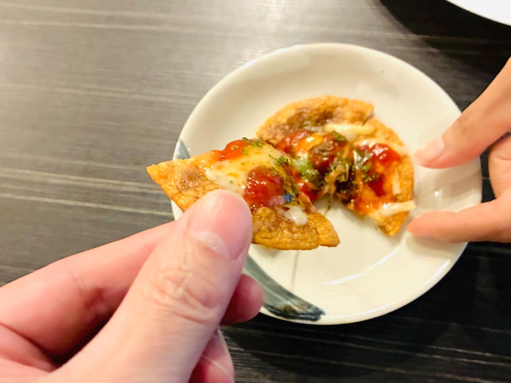 茶色い、柔らかい…ピ、ピザ！？醤油風味！？「ふふふ、この生地は…」