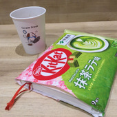 チョコじゃなくてキットカットのパッケージに本？ゆるっとしたイラストの自販機コーヒーと読書タイム