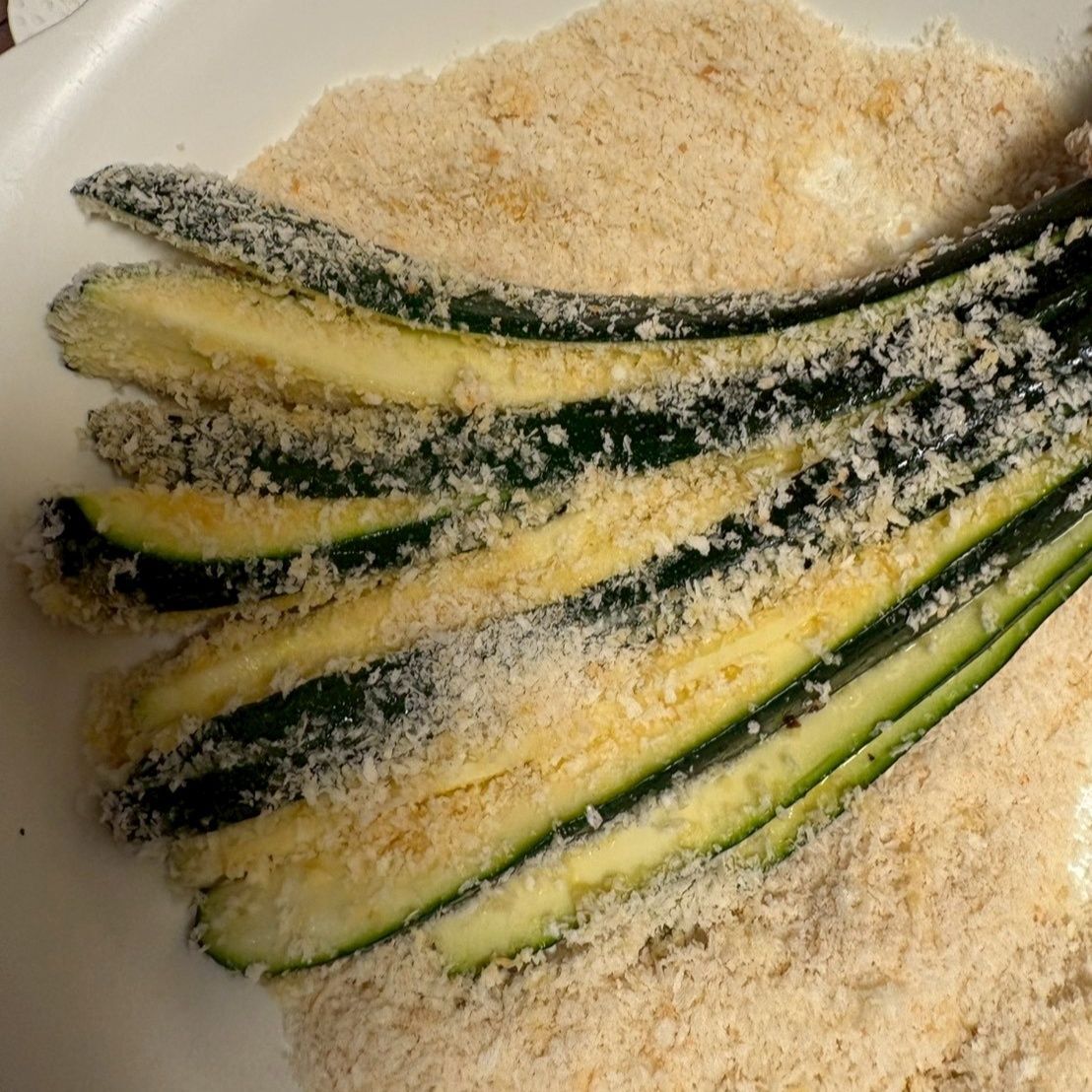 細かめのパン粉を付けて揚げ焼きにします。