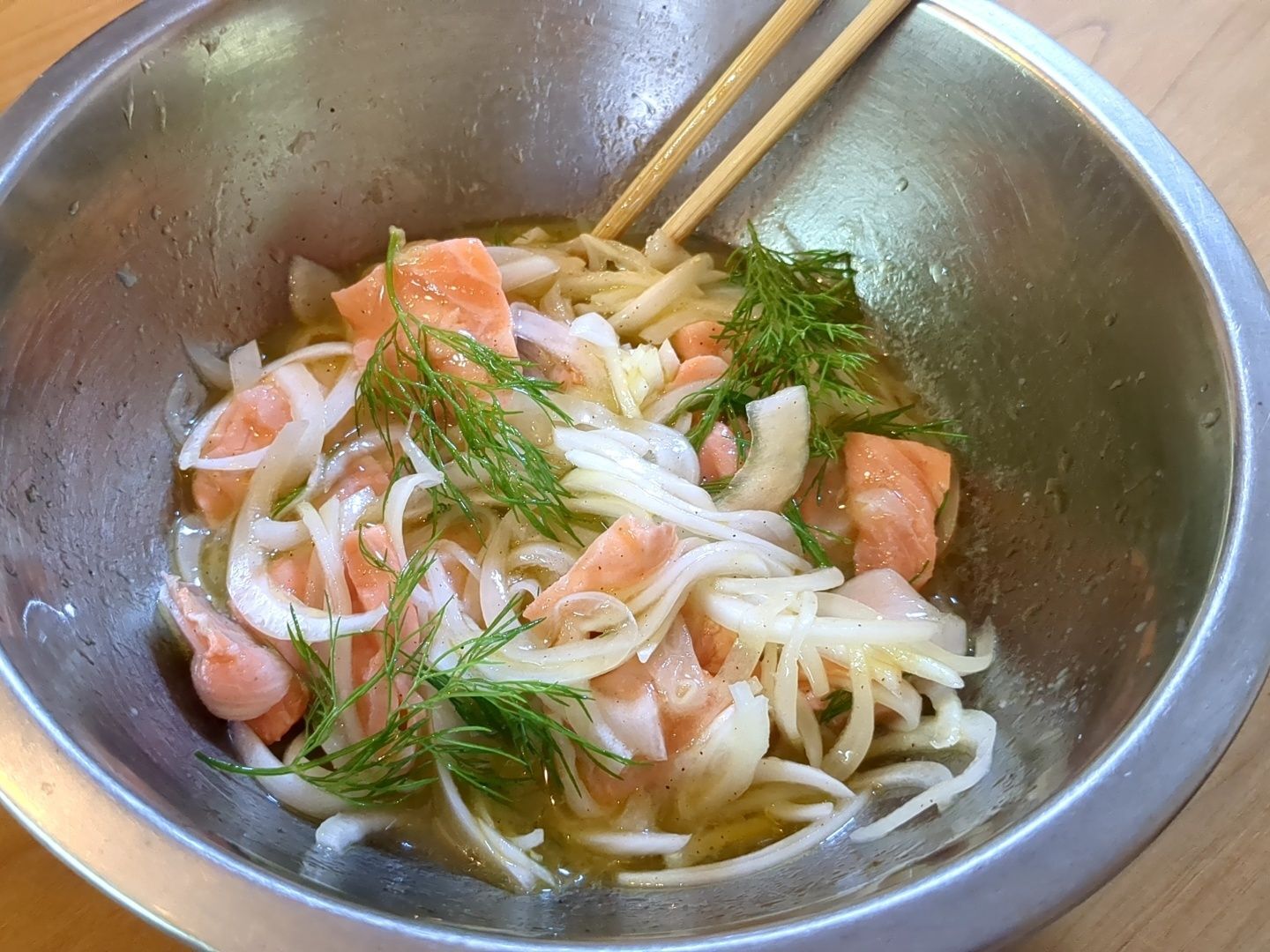 サーモン、新玉ねぎ、調味料を和えます