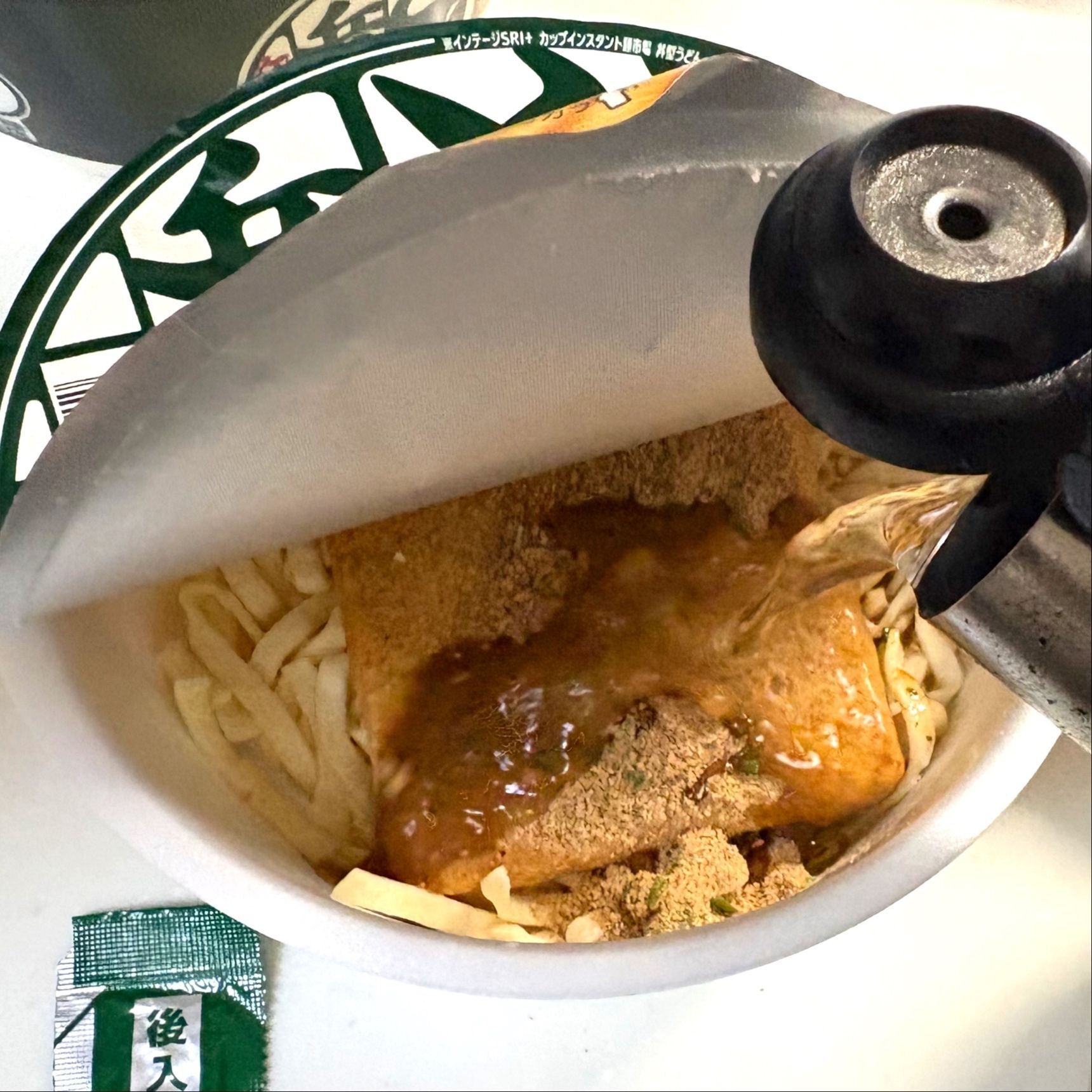 熱湯を注ぎます