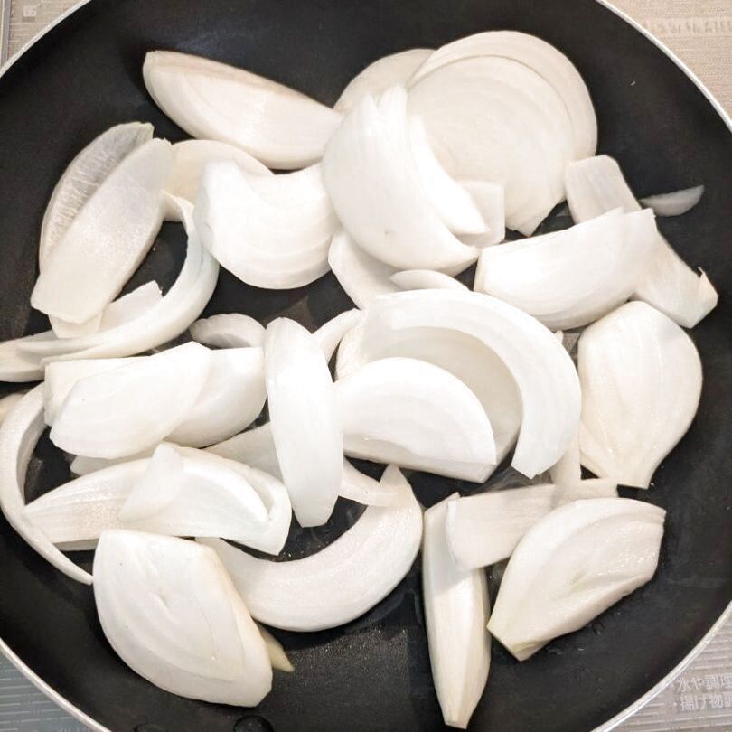 熱したフライパンにごま油・新玉ねぎを入れて炒めます。