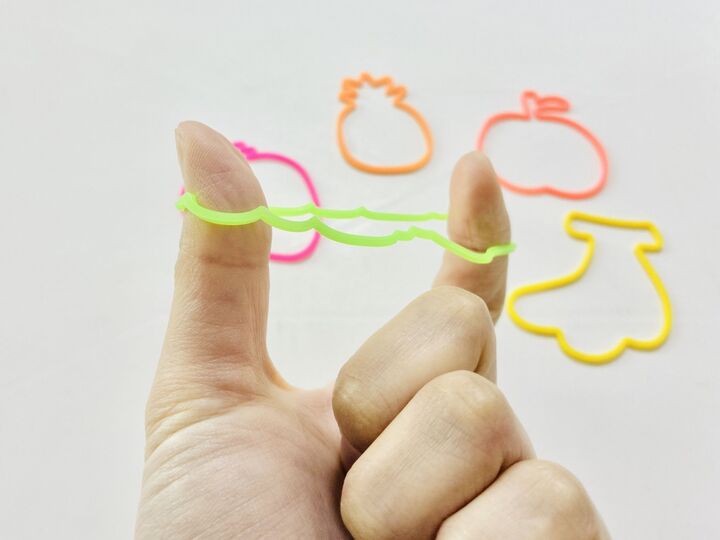 【セリア】可愛すぎて即買い!フルーツ型の〈伸び~るゴム〉がそろそろ必要になってくる季節です♪