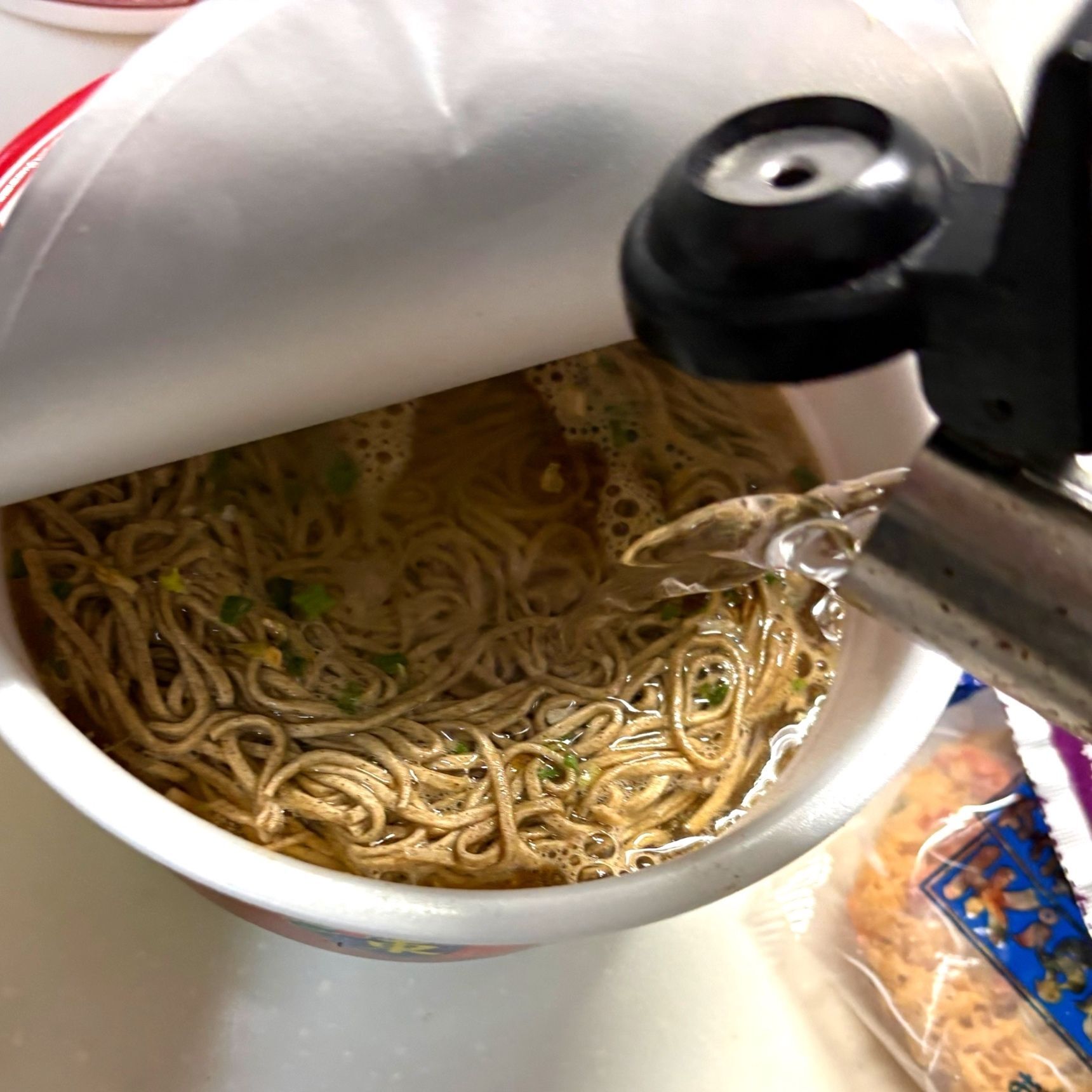 熱湯を注ぎます