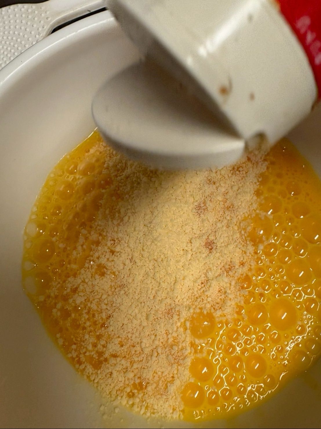 卵を溶いて粉チーズをたっぷり加えました！