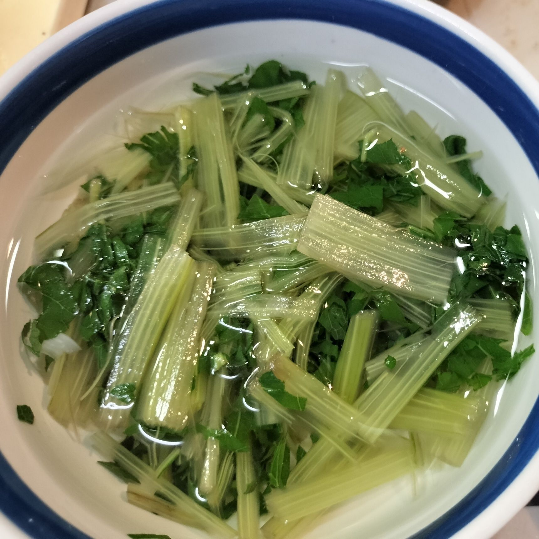 3.手順2の鍋に、ごま油と輪切り唐辛子を入れる→細く切ったふきとふきの葉と材料▲を加えて味を整えながら煮詰める【ふきの甘めのピリ辛甘辛炒め】