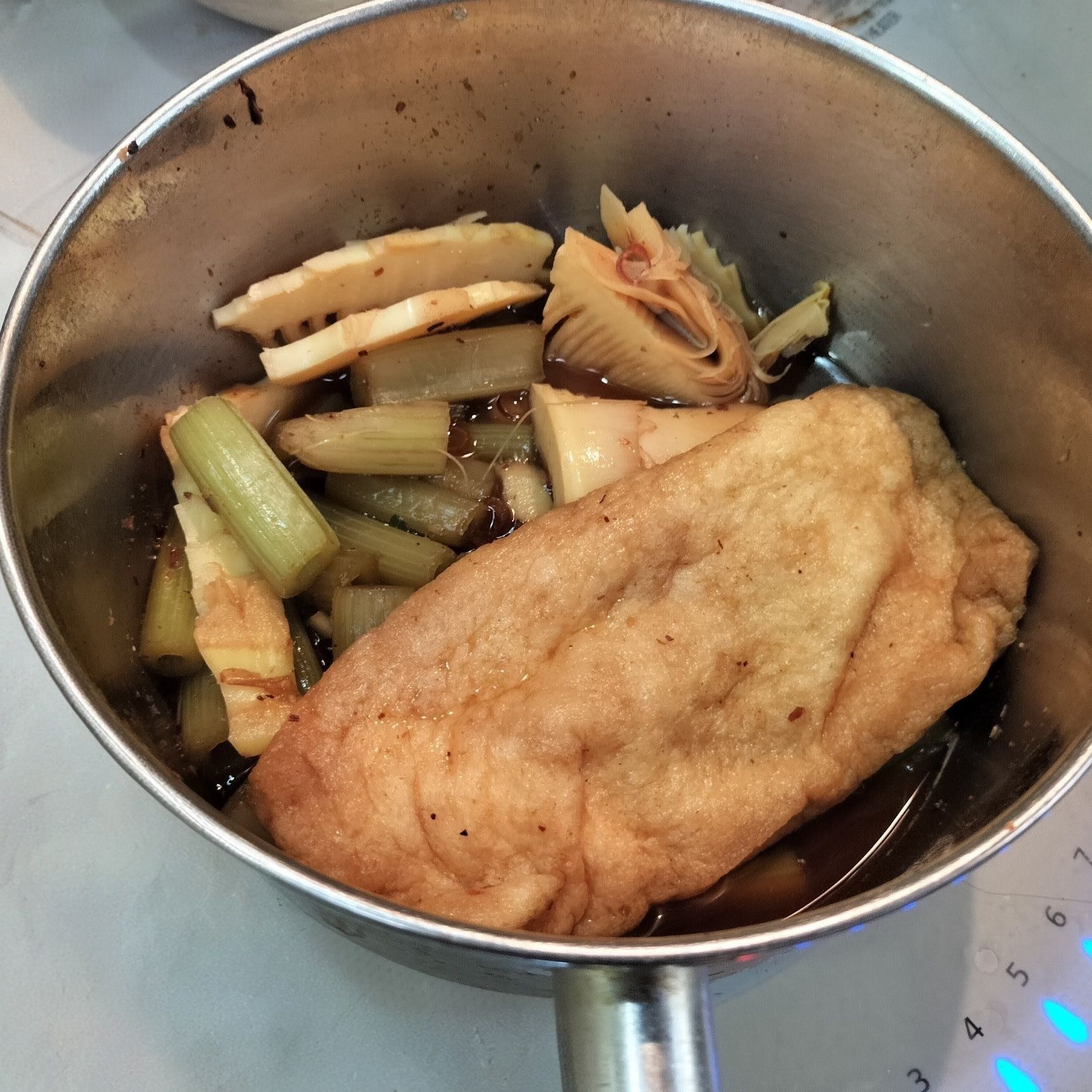 1.鍋に、たけのこ・ふき・油揚げ・材料●と▲を入れて煮る→一旦、油揚げは別皿に取り出す→器に盛り付ける　【煮干しの旨味たっぷりたけのことふきの薄味の煮物】※鍋の中に煮汁は残しておきます（手順2で使います）