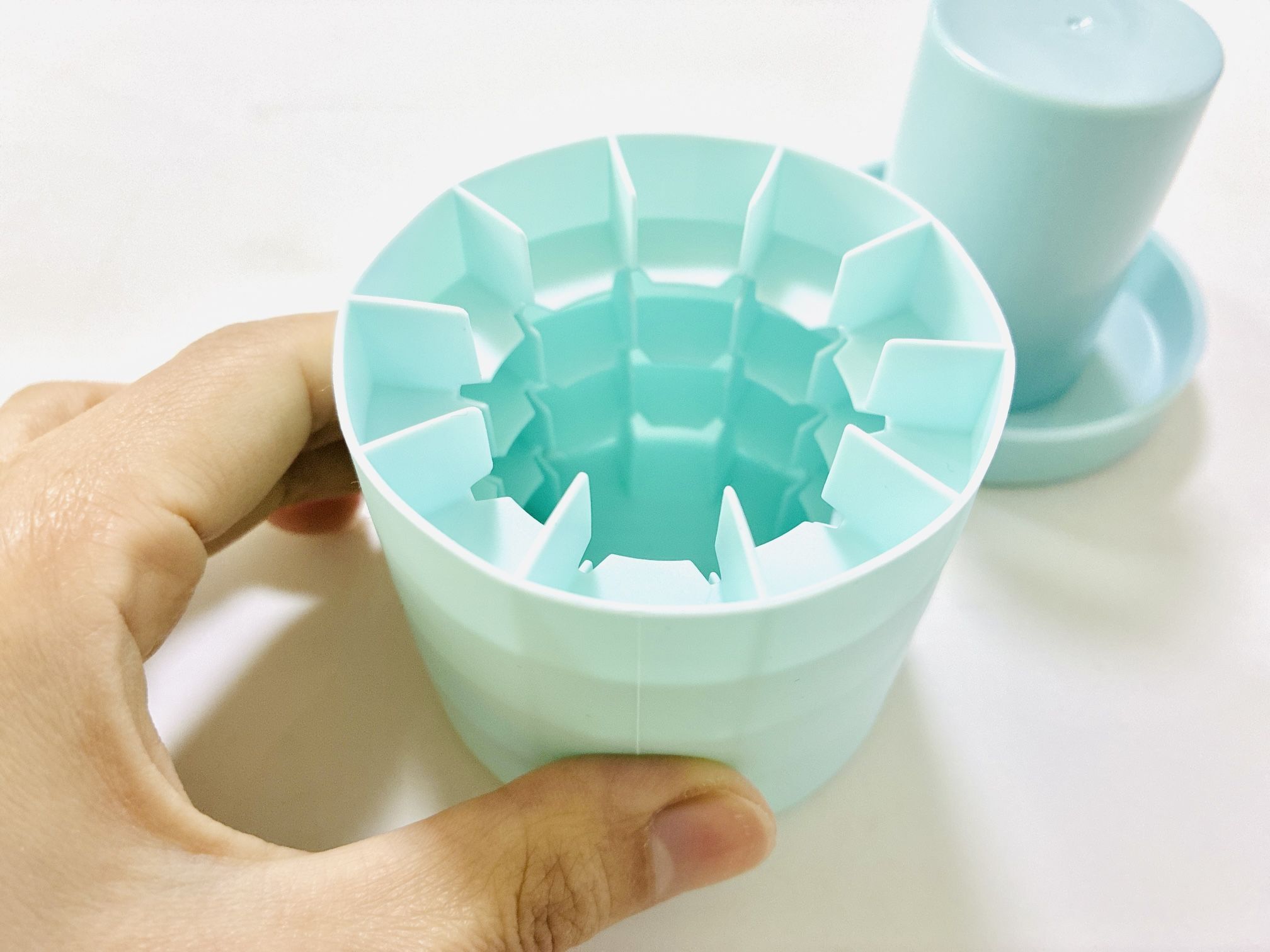 セリアの〈一発で40個作れるアイテム〉がすごかった！モミモミするだけでお店級の氷がザクザク完成♪「こんなの待ってた〜！」