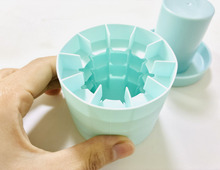 セリアの〈一発で40個作れるアイテム〉がすごかった！モミモミするだけでお店級の氷がザクザク完成♪「こんなの待ってた〜！」