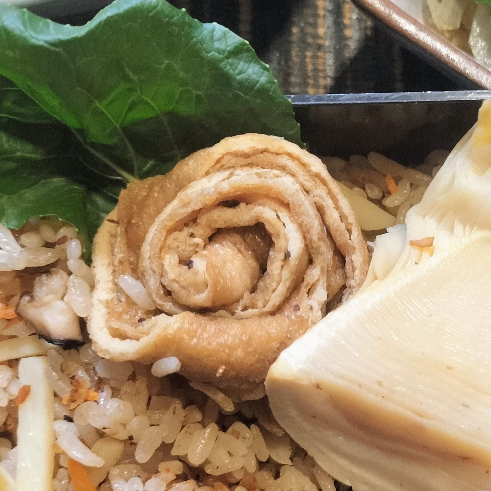 4.重箱に、たけのこご飯を詰める→手順2の油揚げを縦に切り、クルクル巻いて盛り付ける→手順3のふきを盛り付ける