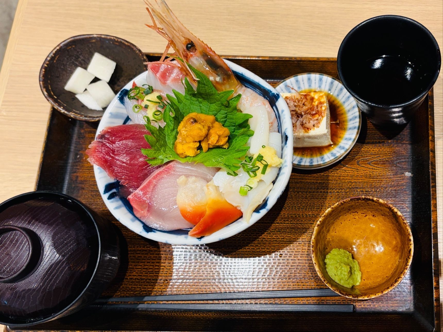海の宝石丼！生の海老！デカすぎ〜