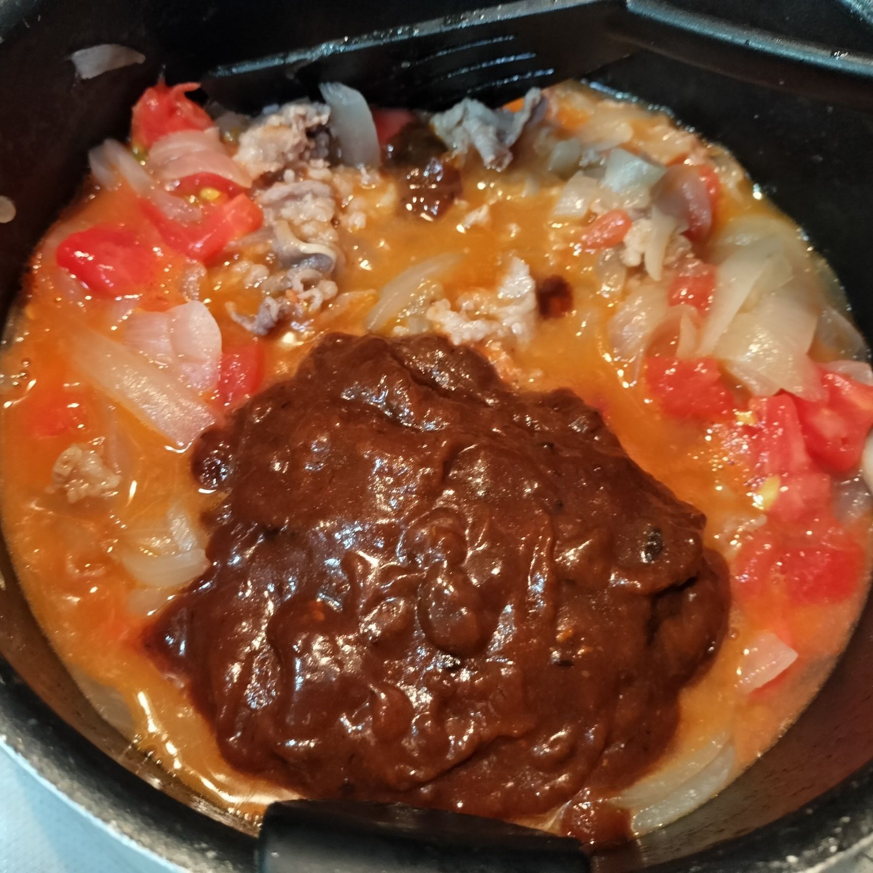 2、ハヤシソース（1人前）を加えて混ぜる→弱火〜中火で10分程煮る