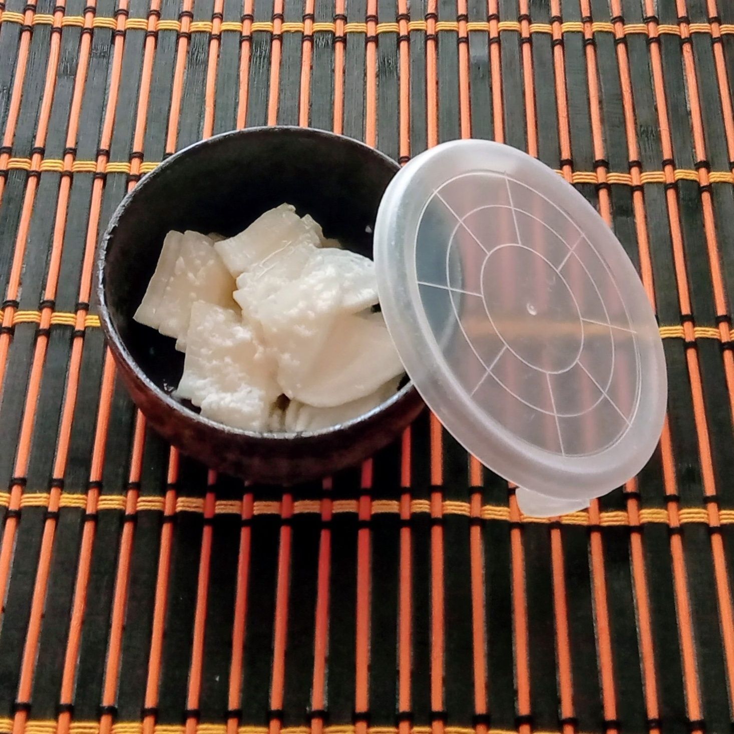 １日２日食べる分だけカットして、フタつきの容器に入れてます