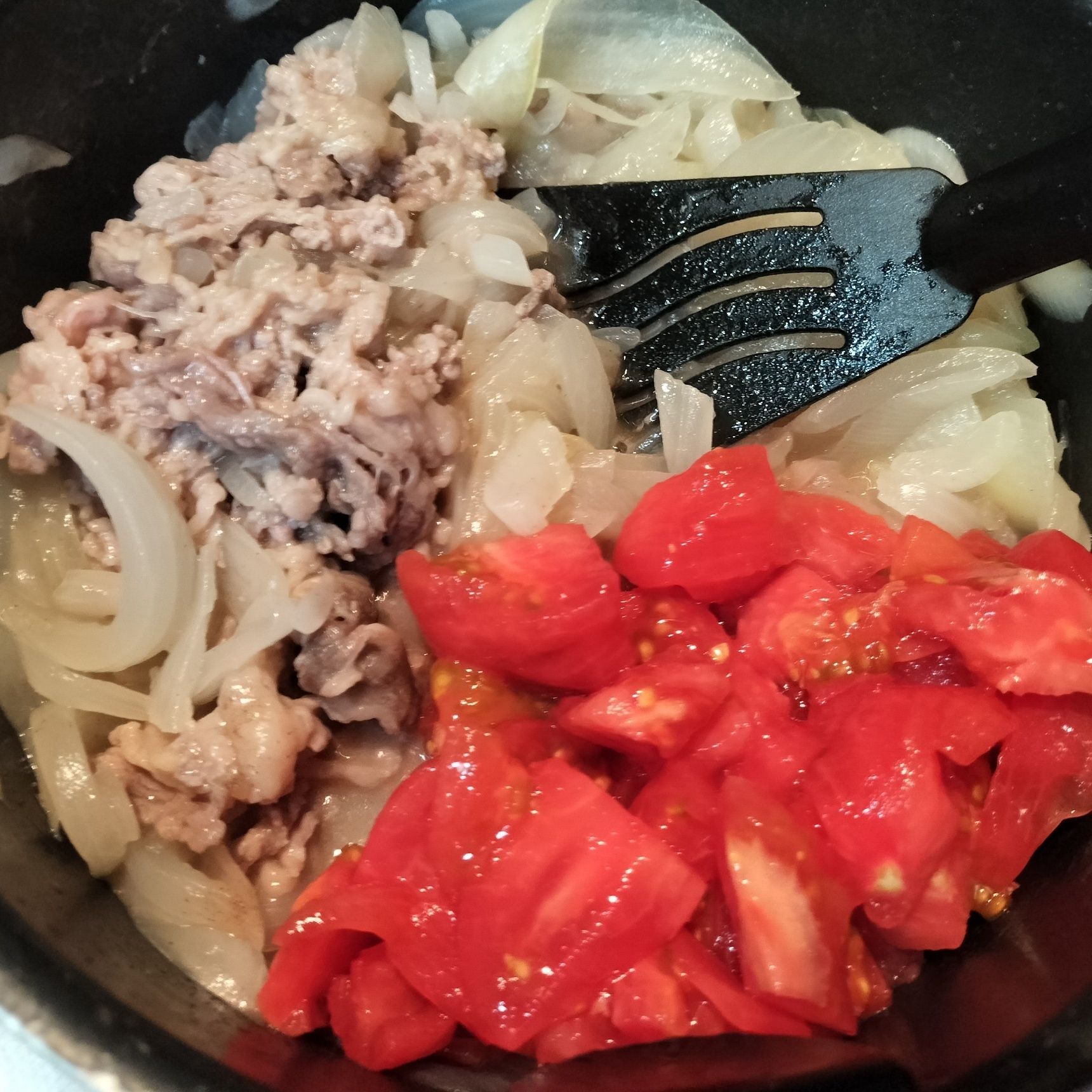 1、フライパンに、オリーブオイルを入れる→新玉ねぎ・天然塩・粗挽き胡椒を入れて、弱火〜中火で数分炒める→牛肉を加えて、サッと火を通す→トマトを加えて混ぜる