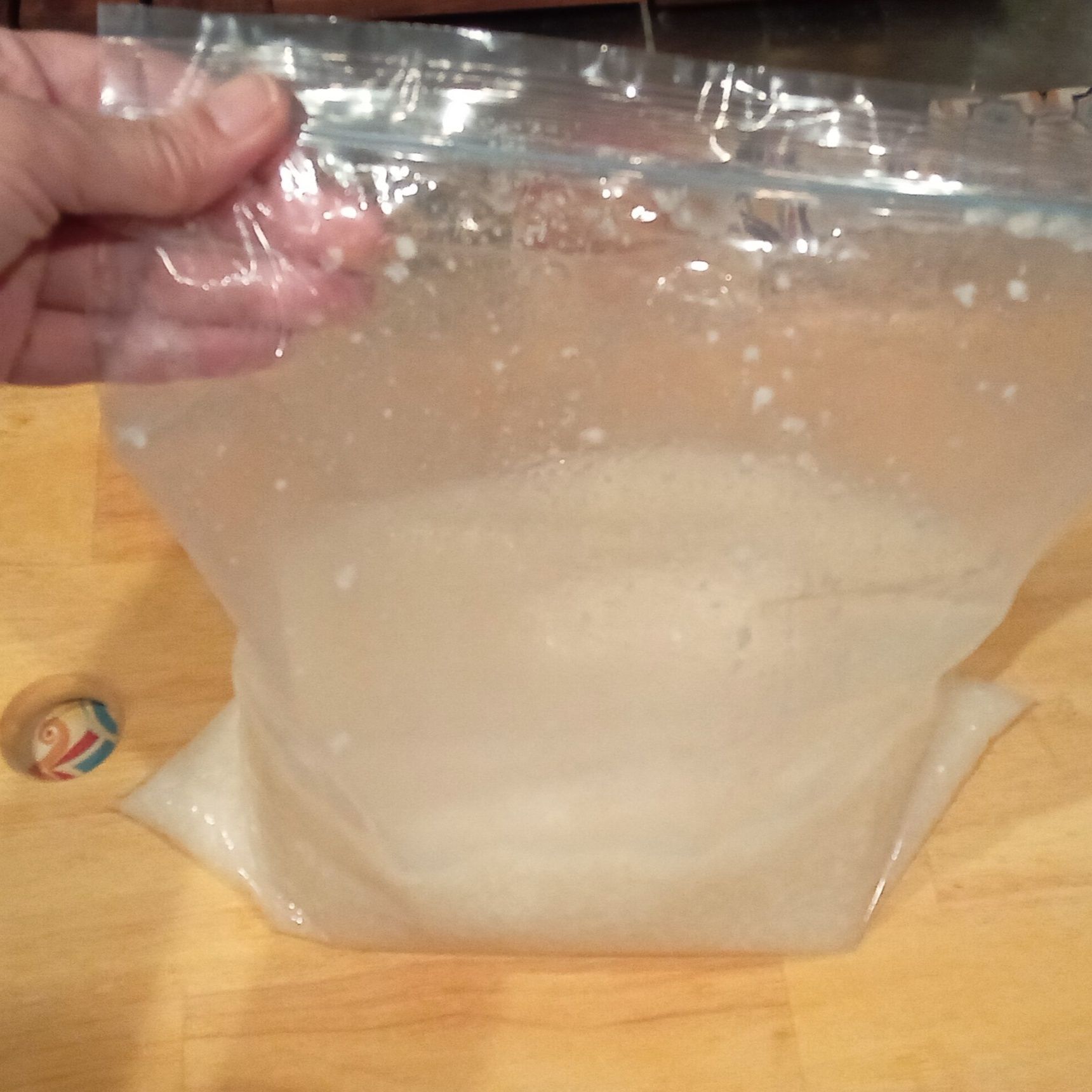 袋を上下にフリフリして、砂糖が混ざる様にします