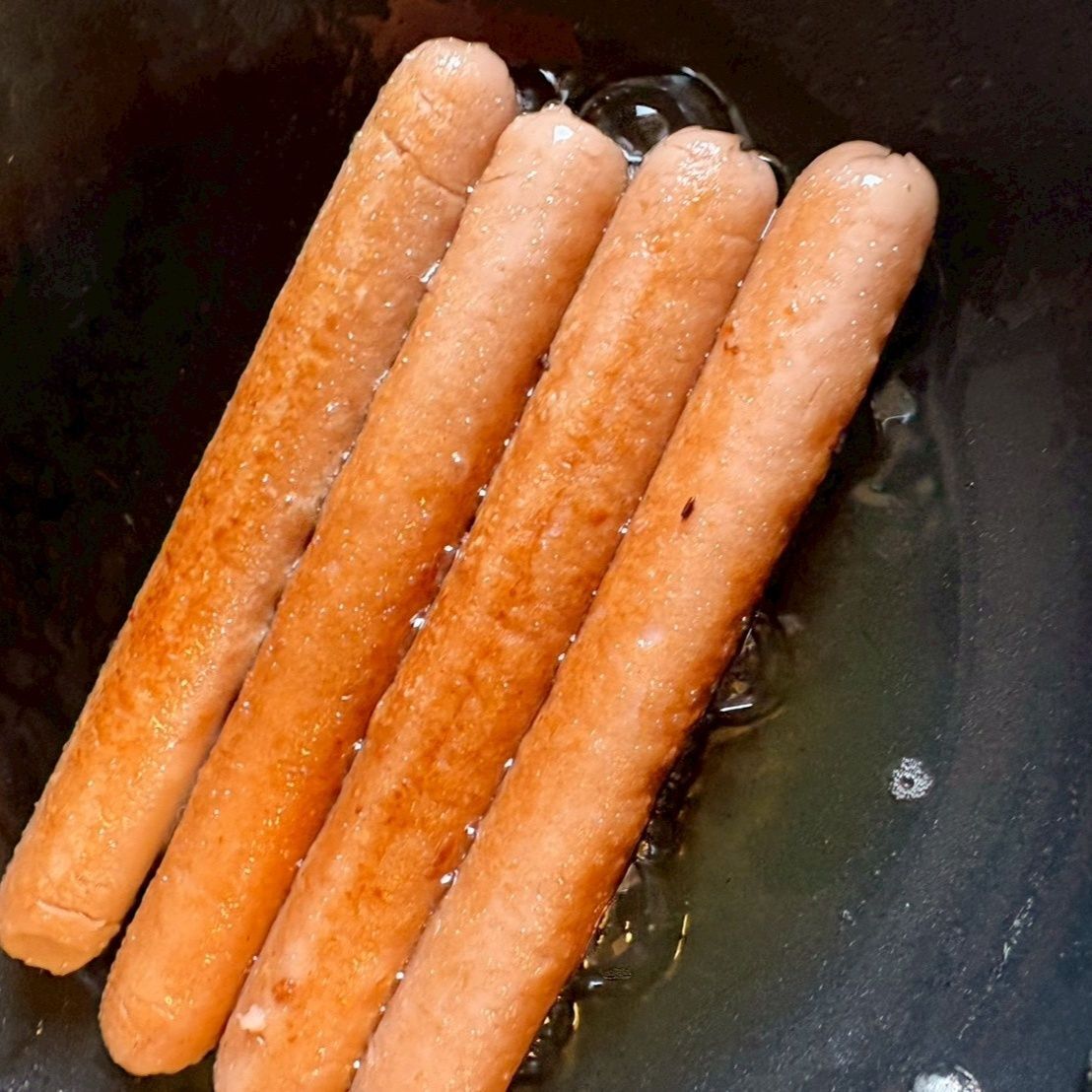 魚肉ソーセージはオリーブオイルで表面に焦げ色が付くくらいカリカリに焼きます。
