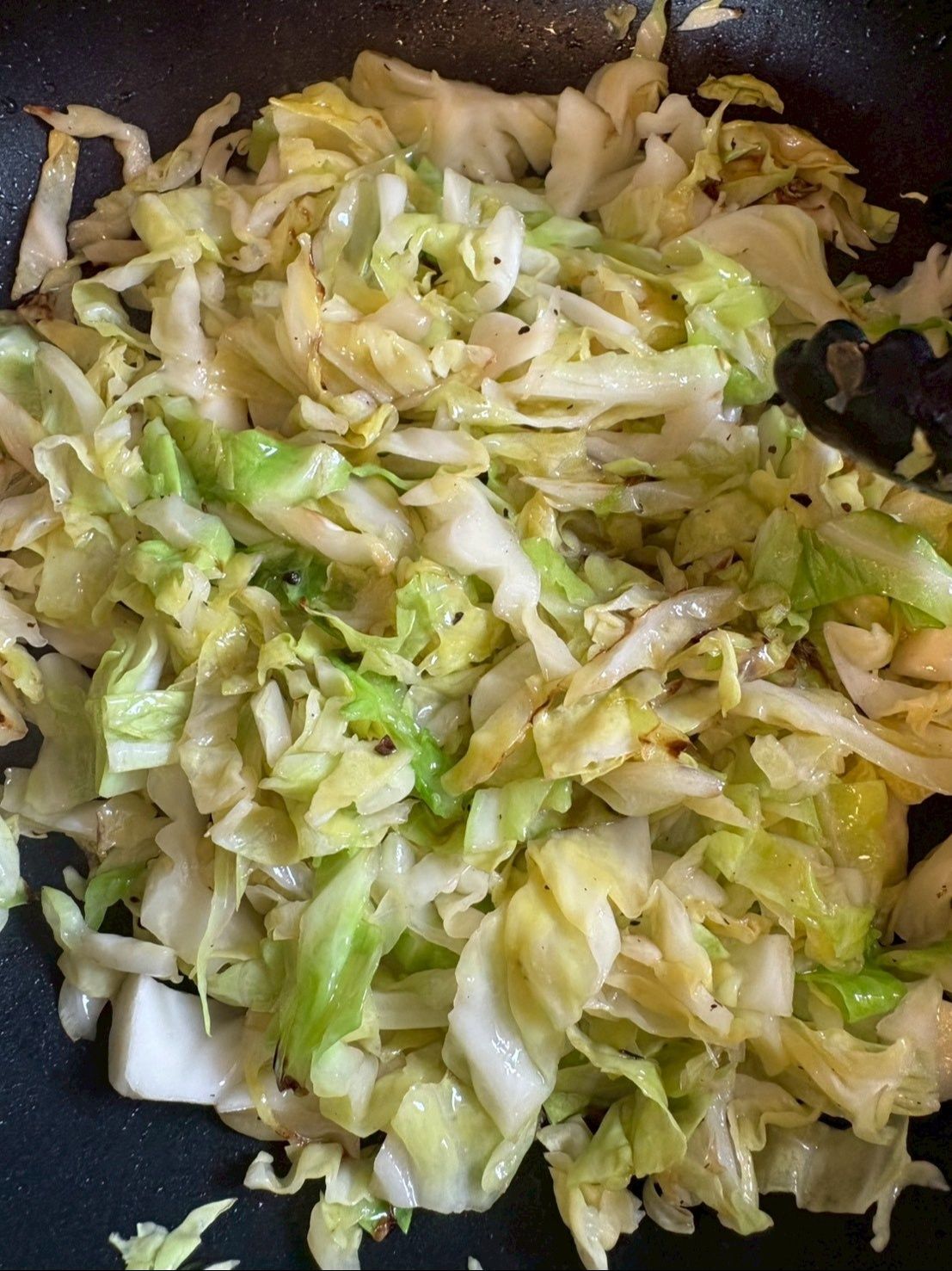 千切りのキャベツに塩コショウをして柔らかくなるまでよく炒めてください。