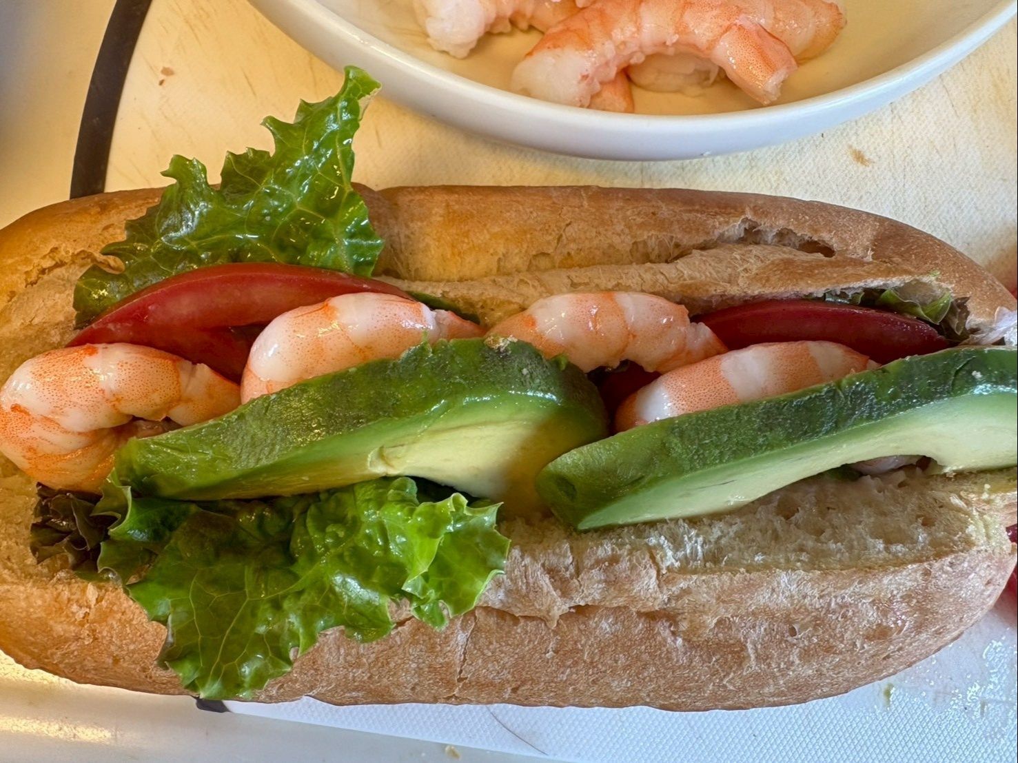レタス、トマト、海老、アボカドをたっぷり贅沢に挟みました。