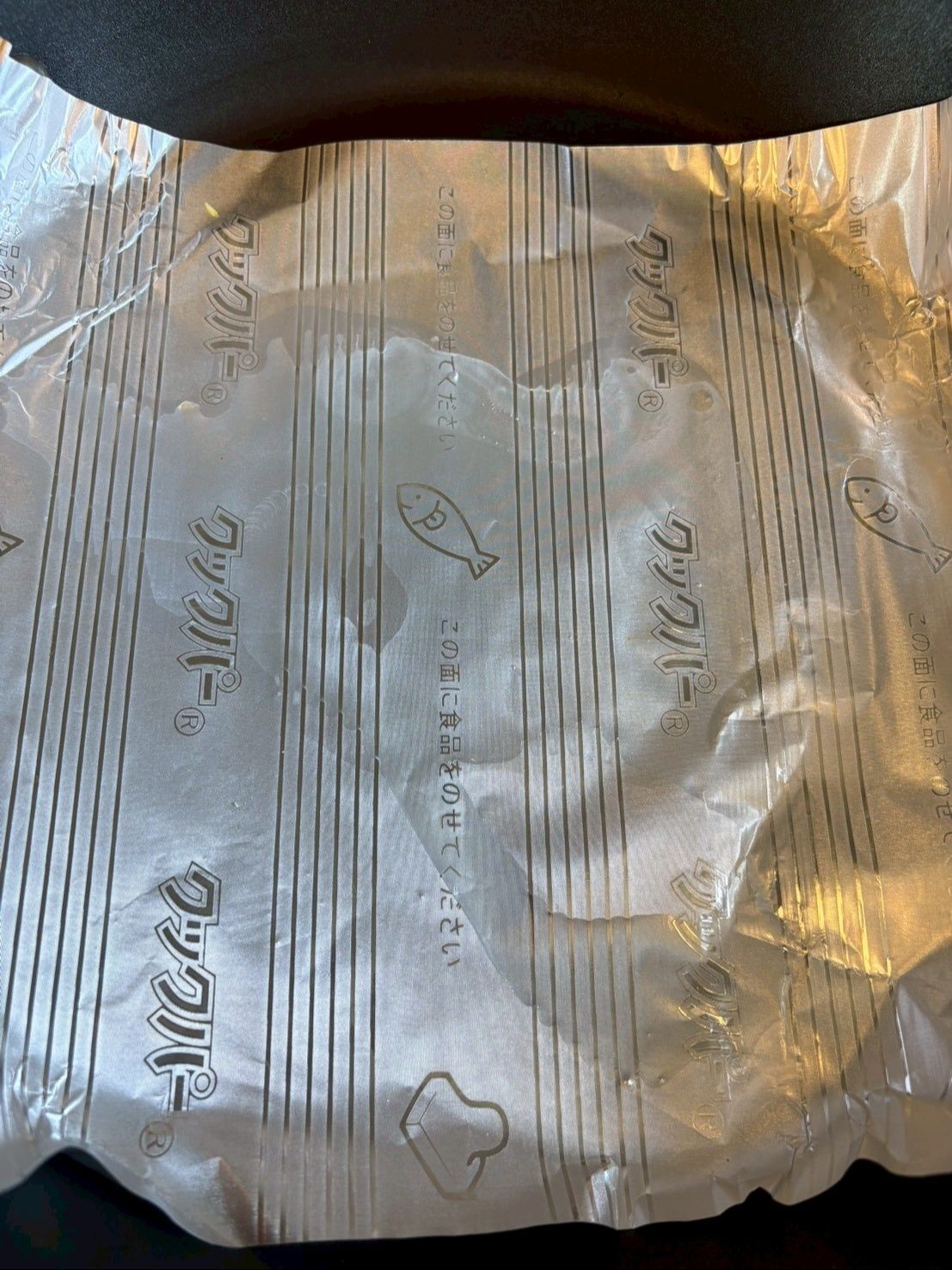 クッキングホイルを敷いてサラダオイルを引いてからパンを焼きます。