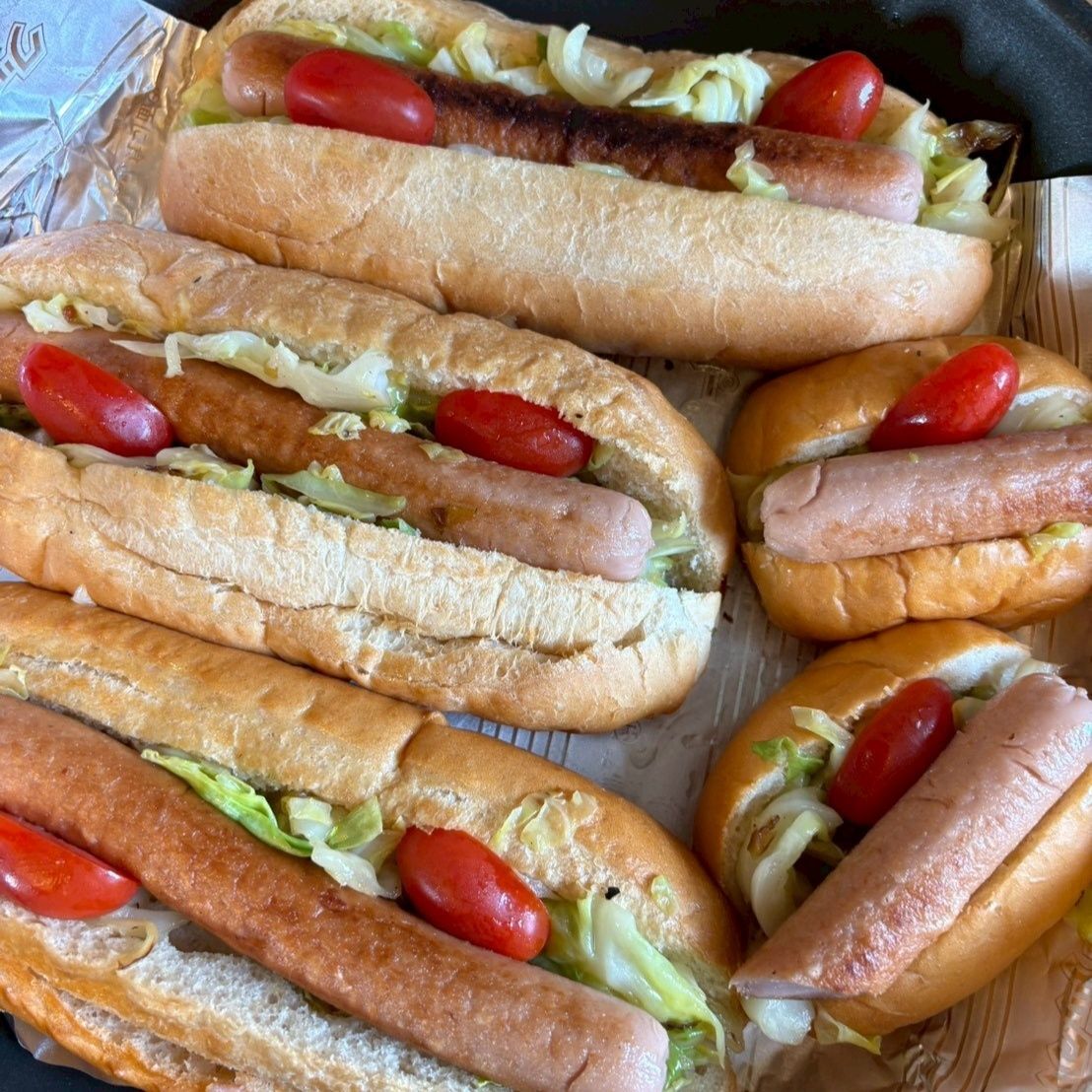 炒めたキャベツと魚肉ソーセージを乗せてミニトマトを飾りました！