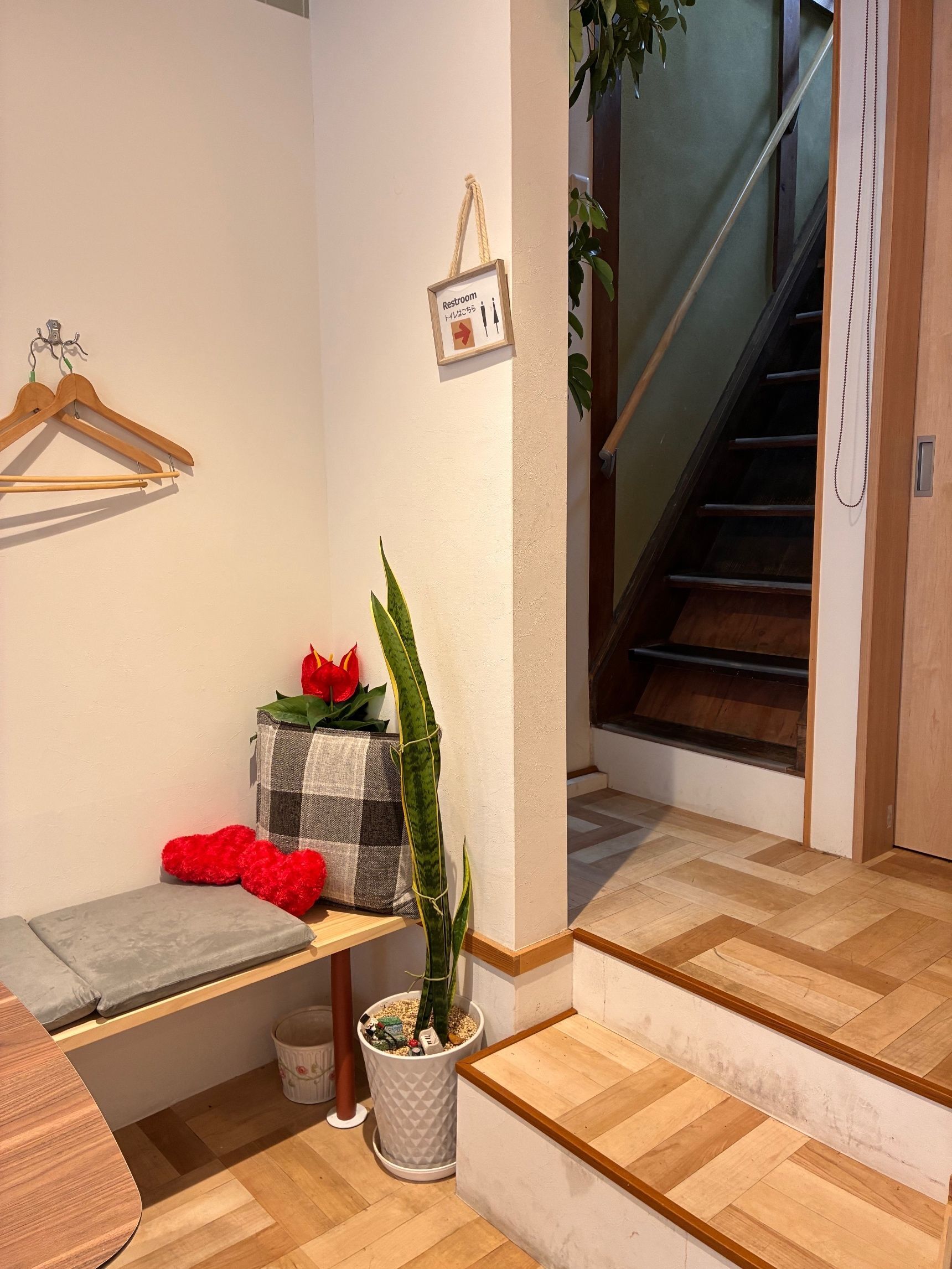 一階イートインから二階への階段