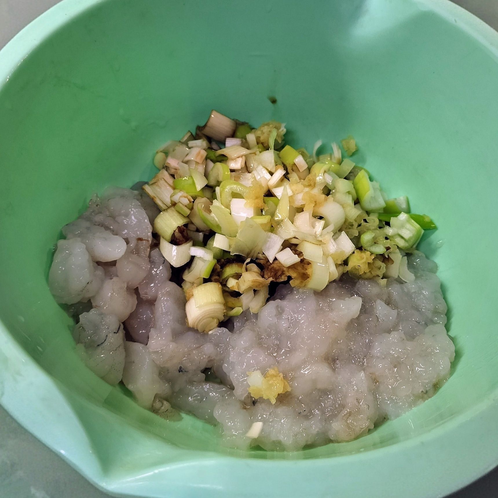 2.ボウルに、手順1のバナメイエビと材料●を入れて混ぜる