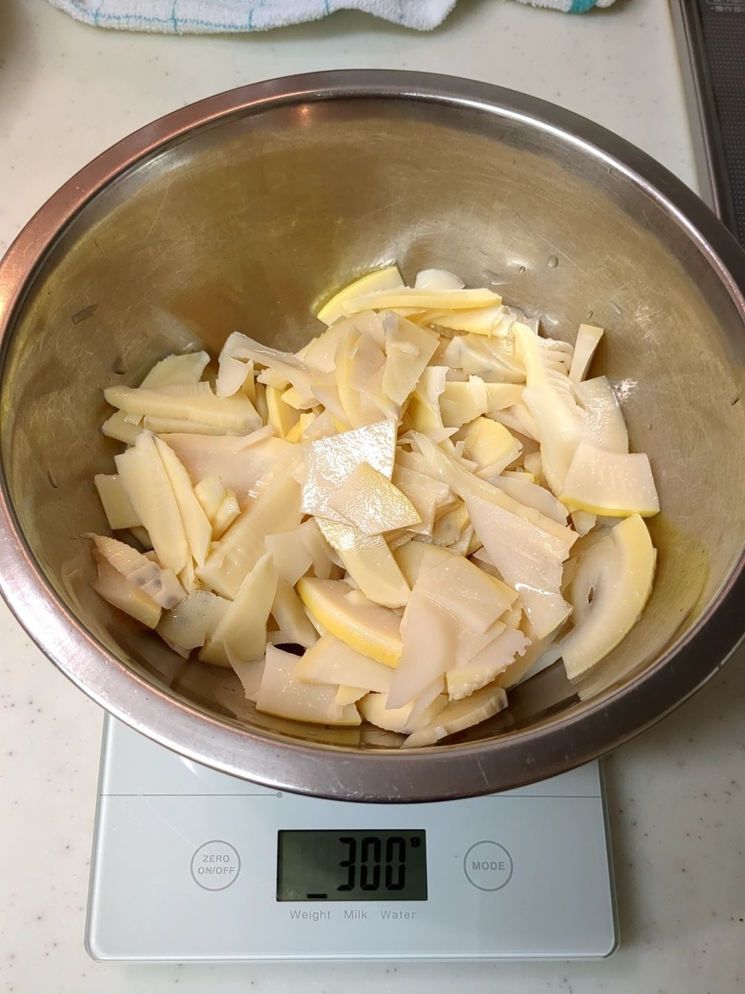 材料を切ります