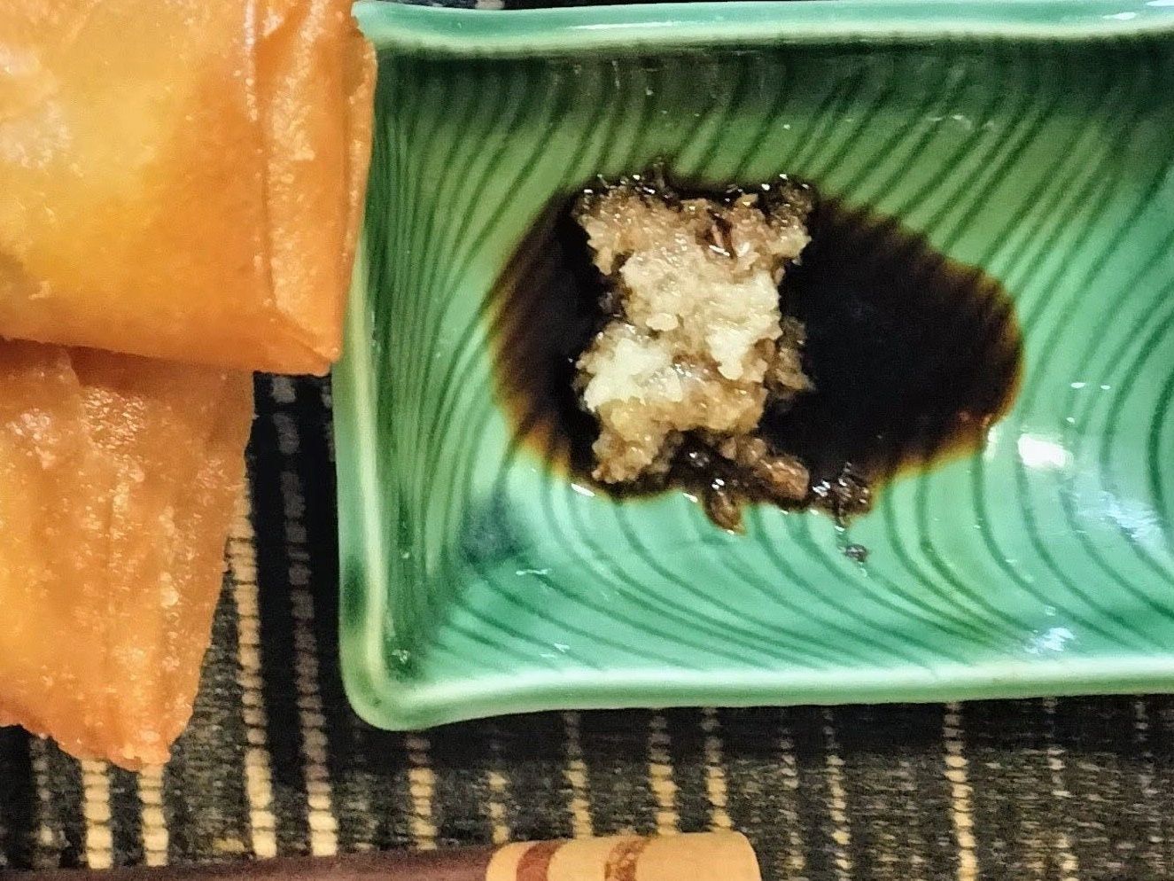 4.器に、分量外の魚醤とすりおろした生姜を入れてつけダレを作る