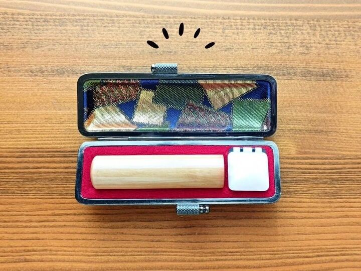 印鑑の目詰まりを「一発」でキレイにする裏ワザ。ティッシュじゃ取り切れない汚れもスッキリ!