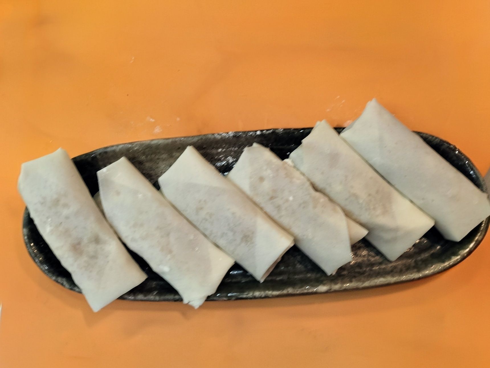 3.春巻きの皮に手順2の海老をのせて包む→巻き終わりの皮に水溶き薄力粉を塗り、剥がれないようにくっつける