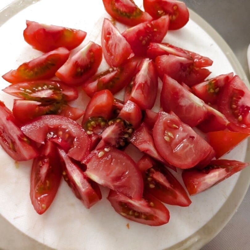 トマトは、くし切り。