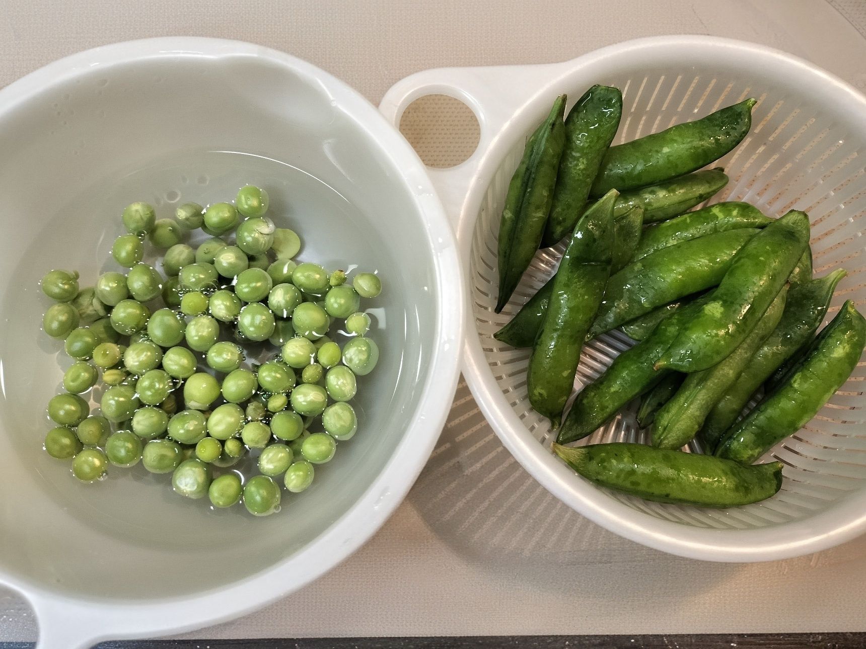 1. サヤ付きグリンピースのサヤに塩をつけて綺麗に洗う→流水で綺麗に洗い流す→サヤから豆を取り出す　