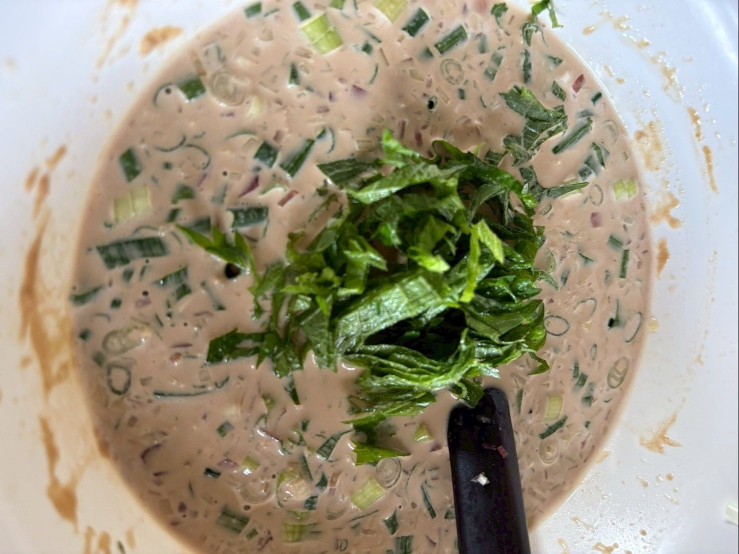 大葉も刻んで入れちゃいます。