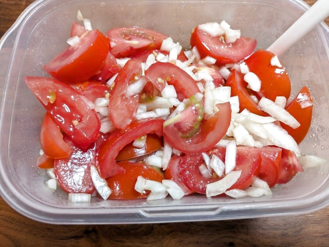 新玉ねぎと合わせて冷蔵庫で1時間置く。