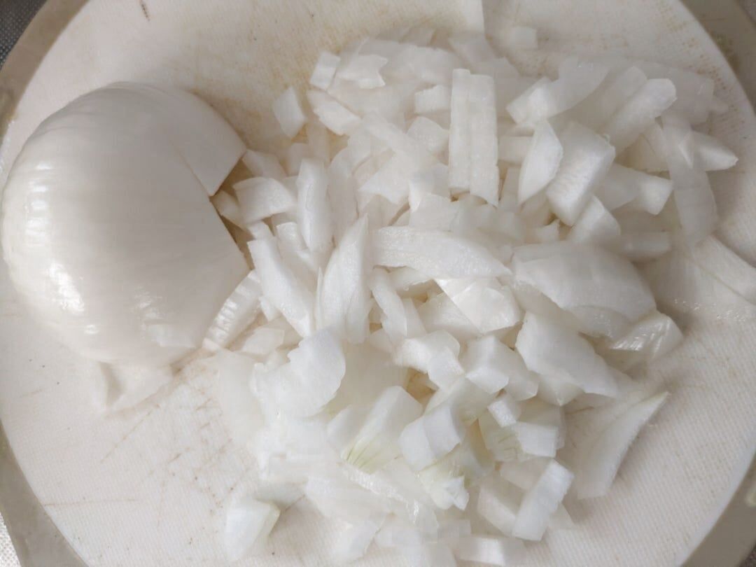 新玉ねぎは、みじん切り。