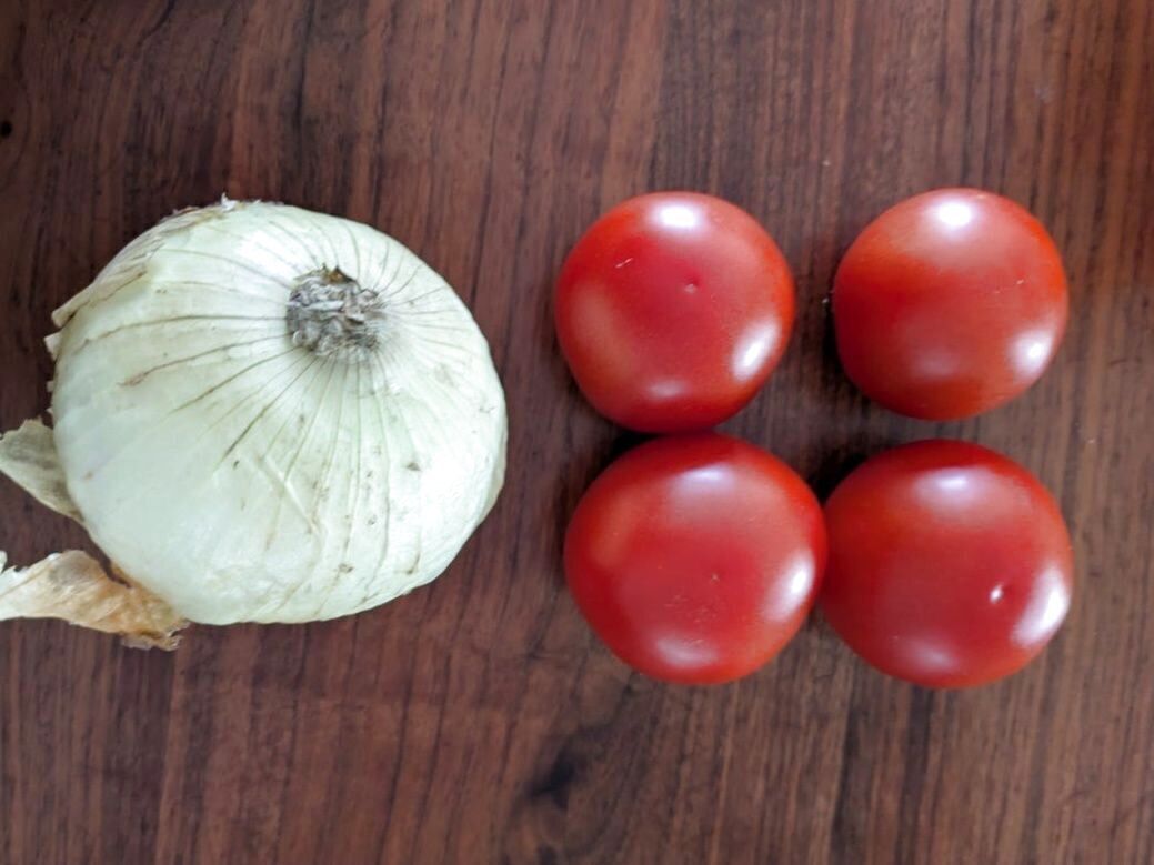 今が旬の新玉ねぎ！！とトマトのサラダです。