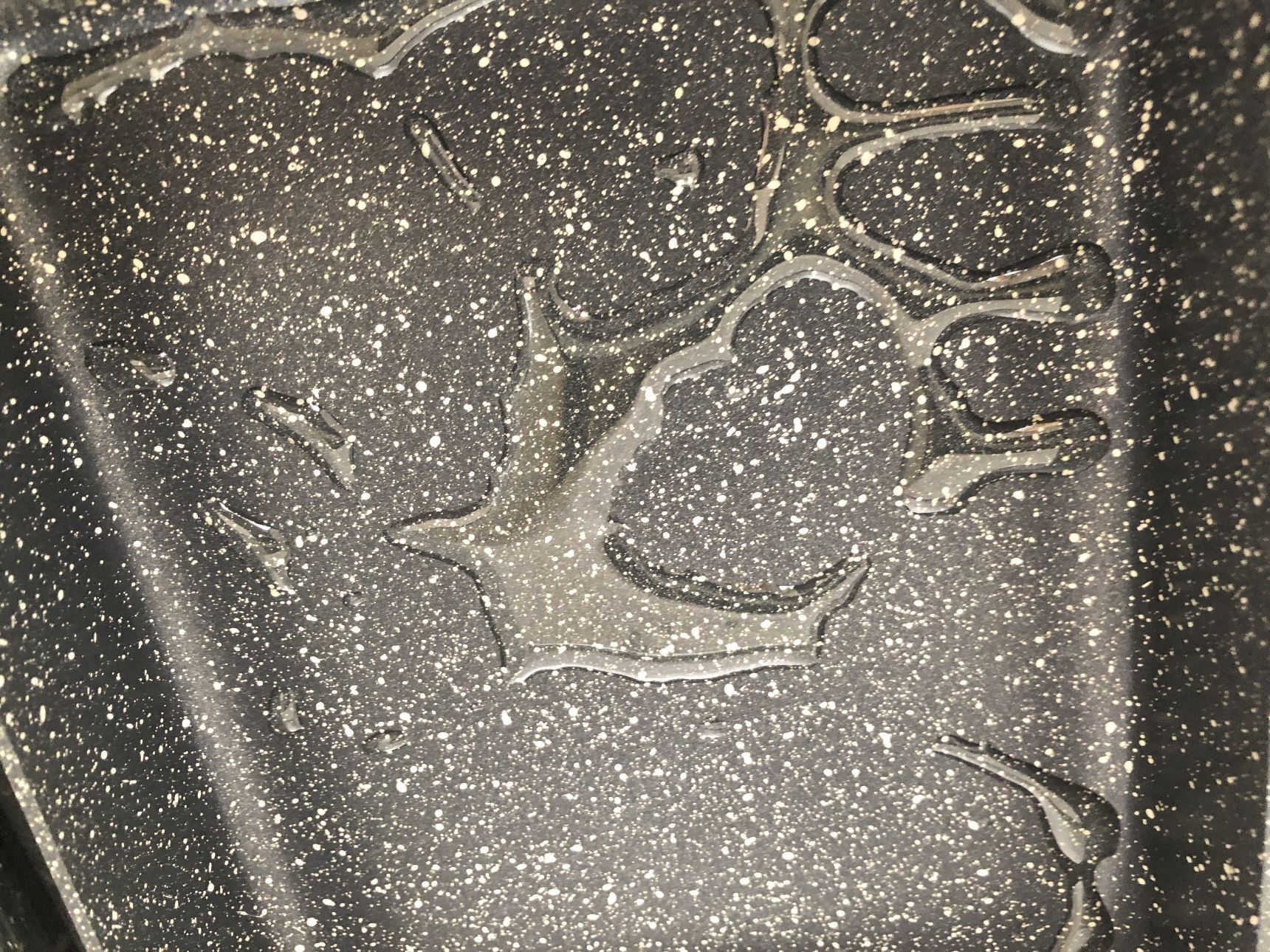 卵焼き器に油を引き、強めの中火で熱し温まったら卵液を流し入れます