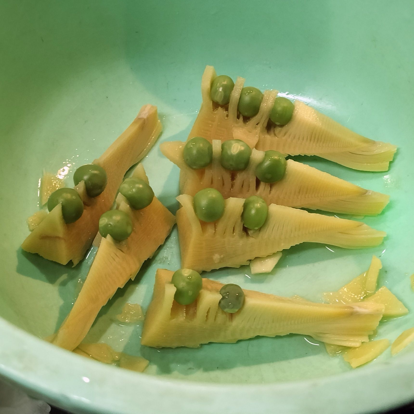 5. たけのこの一部を切り取り、手順2のグリンピースの豆を挟む→薄力粉をまぶす→水を加えて衣をつけて、油で揚げる