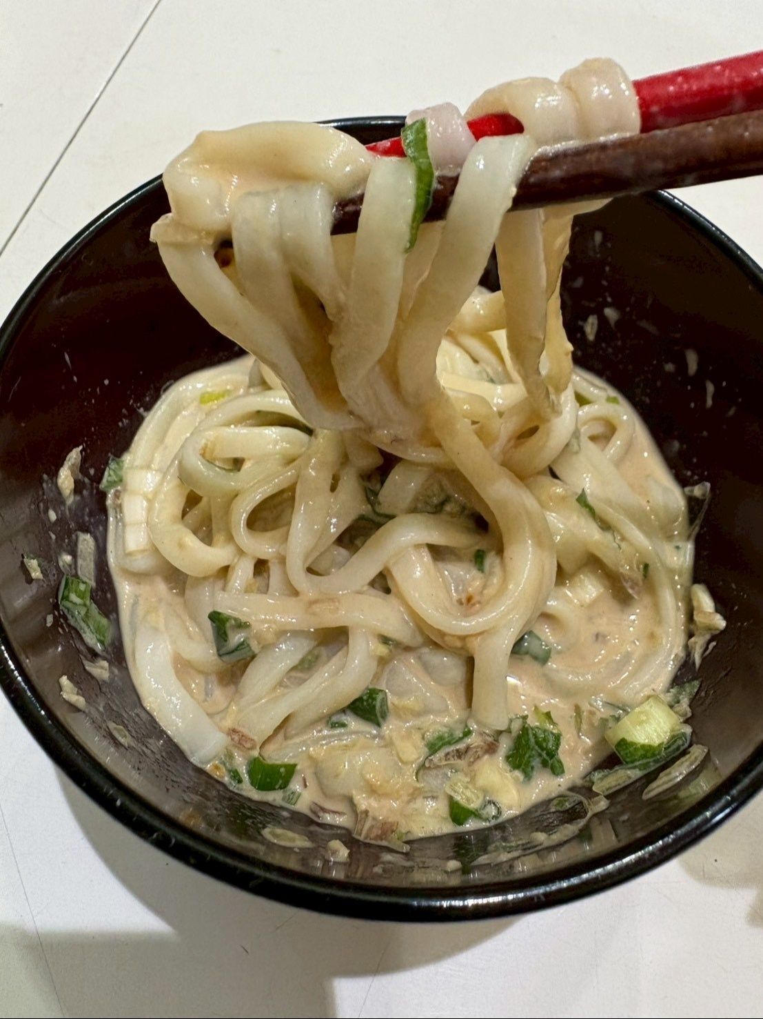 ちょっと暑くなってきたから、＜特製ゴマダレ＞で冷やしうどん！